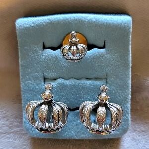 Swank silver tone cuffs links w/tie tack.